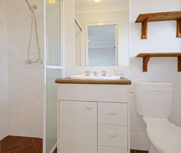 Comfortable & Spacious 4 Bedroom Home - Photo 6