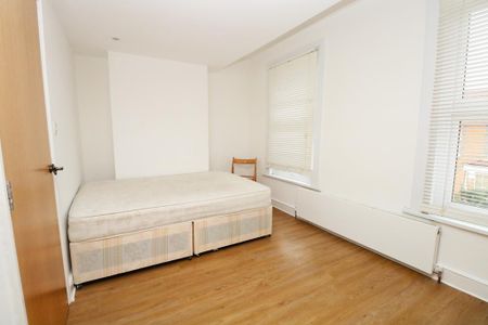 4 bedroom flat to rent - Photo 3