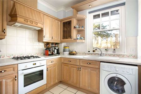 An excellent first floor apartment set in an attractive converted house. - Photo 4