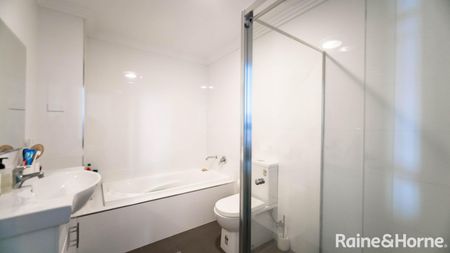 Spacious Apartment with Oversized Terrace in Prime Location - Photo 5