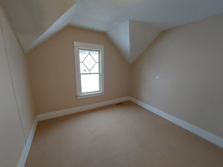 2 Bedroom Home Downtown! - Photo 2