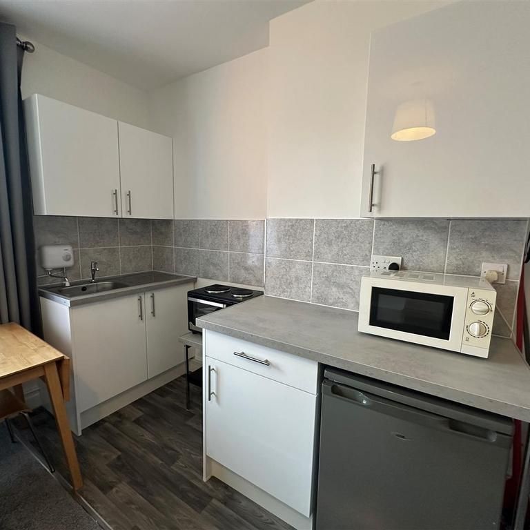 1 bedroom in a house share to rent - Photo 1