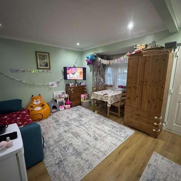 Kenilworth Avenue Romford, RM3 - Photo 1