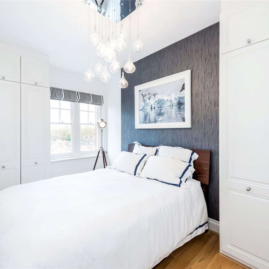 A bright and well-proportioned, one-bedroom apartment, with wooden floors throughout, situated on the top floor of a popular mansion block in Chelsea. - Photo 1