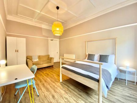 4 bedroom flat to rent - Photo 2