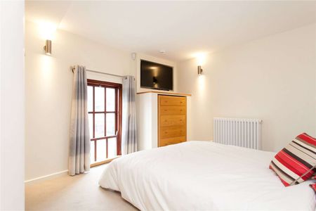 Beautifully presented three bedroom house in the Tredegar conservation area. - Photo 5