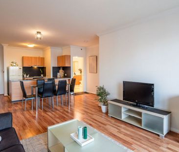 CBD Apartment with Stunning Views - Photo 3