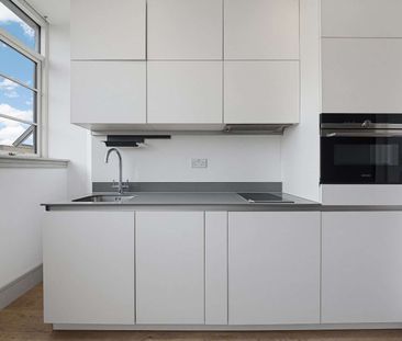 A Spacious, bright, open plan Studio flat with separate bedroom are... - Photo 5