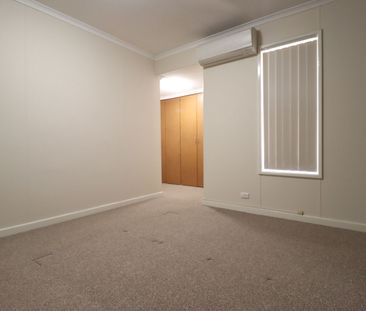 BRICK TOWNHOUSE - Affordable 3x1 + extra downstairs toilet. - Photo 5