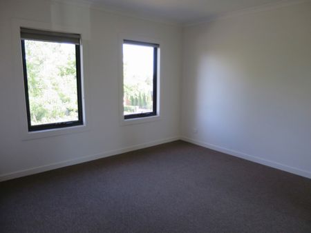35 Swanson Crescent, Chadstone VIC 3148 - Townhouse For Rent | Domain - Photo 2