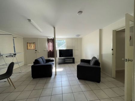 Large 6 Bedroom Split Level Home - Photo 3