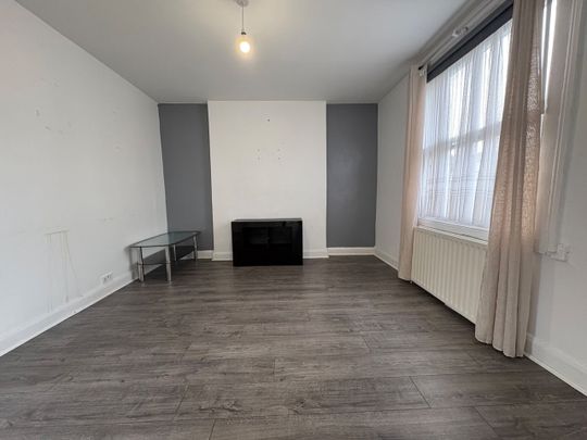 3 Bed Flat, Adelaide Grove, W12 - Photo 1