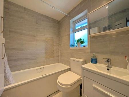 Staines Road, Feltham, TW14 - Photo 3