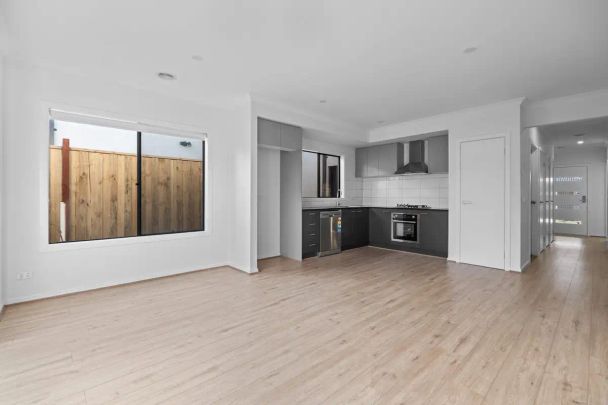 “Modern ensuite rooms available at 32 Greyhound Drive, Wyndham Vale” - Photo 1