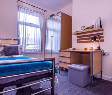 Contemporary five bedroom house in prime location - Photo 2