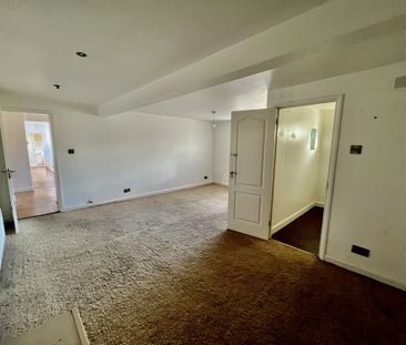 FOUR DOUBLE BEDROOMS*** Laminate Flooring*** Shops and amenities ne... - Photo 3