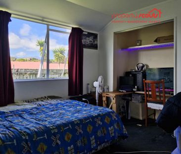 Solid Home in Whalers Gate - Photo 5