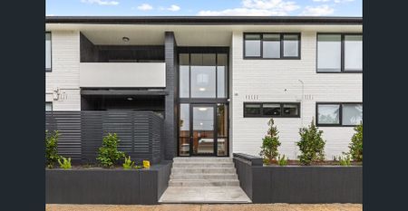 LIVE LIKE ROYALTY! - Photo 4