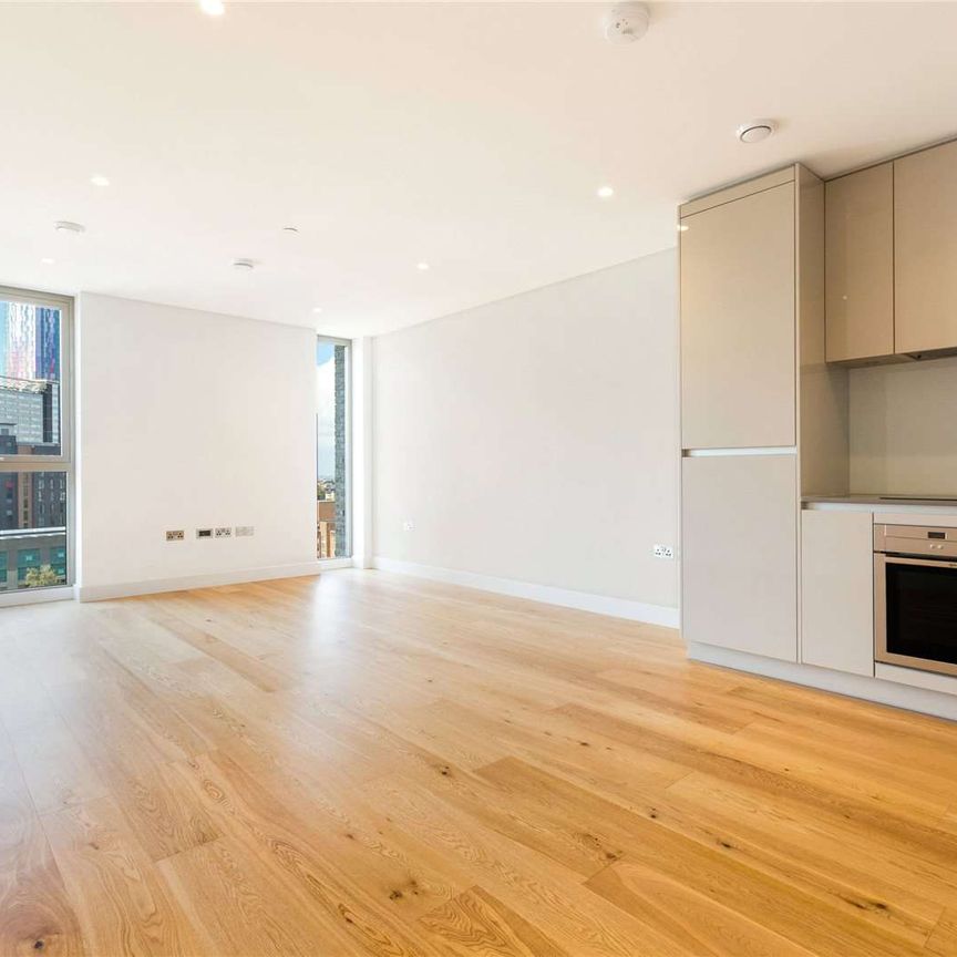 A modern one bedroom apartment in Ruskin Square, Croydon just a few miles south of the centre of London. - Photo 1