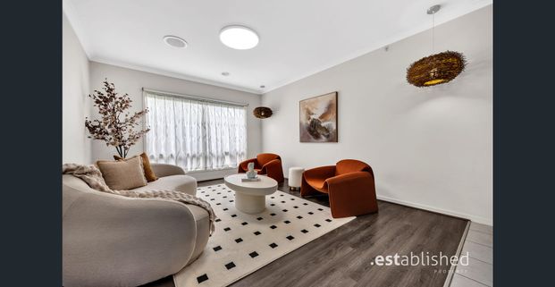 Modern Family Living with Space, Style & Comfort – Close to Schools and Shopping - Photo 1