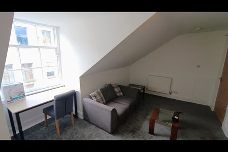 2 Bed Flat, Rose St, EH2 - Photo 3