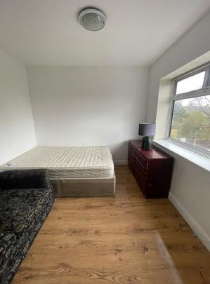 Bishops Grove, Hampton TW12, London - Photo 1