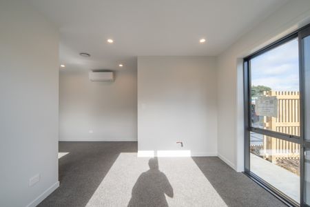 Modern new 2 bedroom Unit + Garage - Photo 3