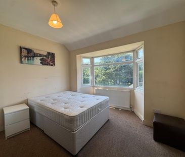 Mapleton Crescent, Enfield EN3, London - Photo 2