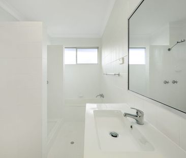 Renovated Kitchen, Private Balcony & Air Conditioning in Hamilton - Photo 6