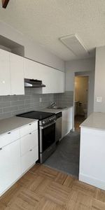 1 Bed 1 Bath Near Downtown, English Bay Sunset Beach, Stanley Park - Photo 3