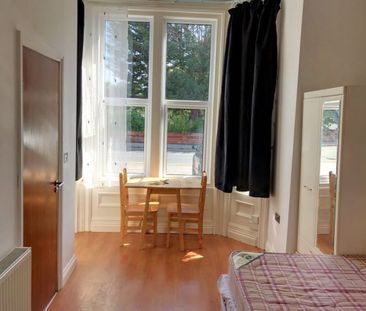 Flat 2, Boscombe Spa Road, Bournemouth - Photo 3