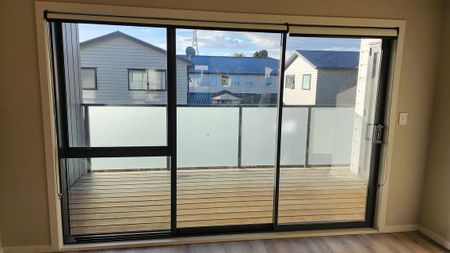 Modern 4 Bedro 3.5 Bathroom Townhouse in Takanini! - Photo 4