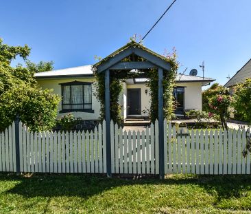 Cottage with Established Gardens & Ideal Location - Photo 6