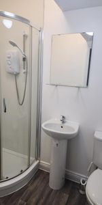 1 bedroom in a house share to rent - Photo 4