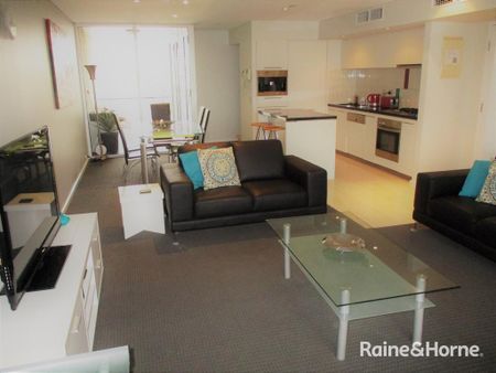 Partly furnished Executive apartment, walk to work - Photo 3