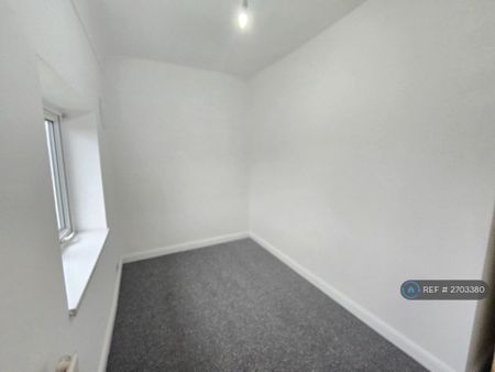 3 bedroom end of terrace house to rent - Photo 4