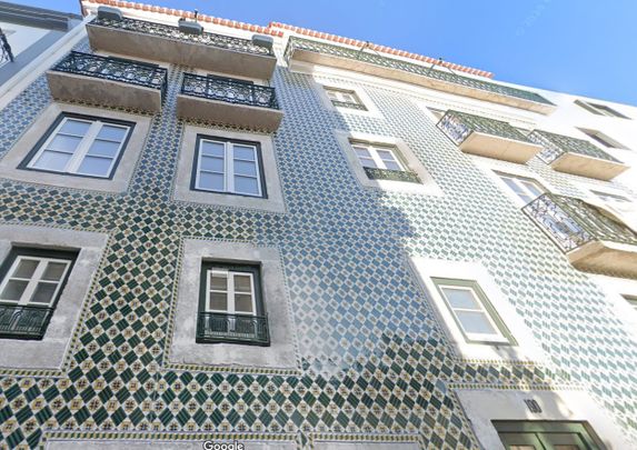 Spacious two-bedroom apartment to rent with outdoor area in Rua do Benformoso, Lisbon - Photo 1