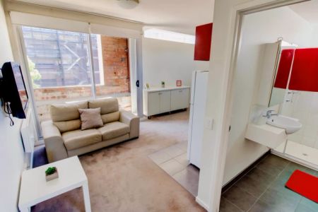 Studio- 2 Single beds - Photo 2