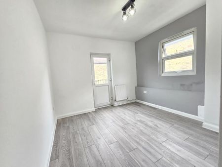 3 bedroom flat to rent - Photo 4