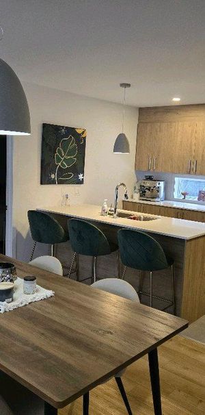 5 1/2 à céder 1er mars 3 grandes chambres 2 salles de bain - Photo 1