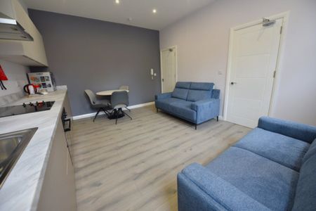 3 bedroom Flat in Cardigan Road, Leeds - Photo 2