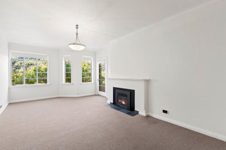 Art deco apartment with park views – 6 Month Lease - Photo 5