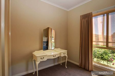 MODERN 3 BEDROOM TOWNHOUSE. - Photo 4