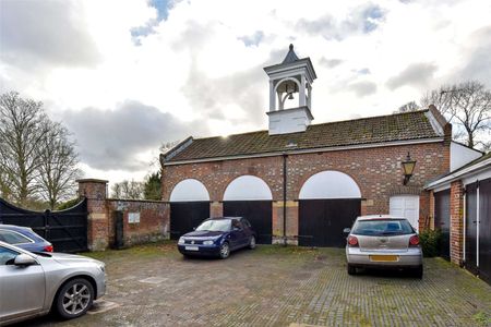 Private Bell Tower apartment within the grounds of the impressive Britwell House in the rolling Oxfordshire countryside - Photo 2