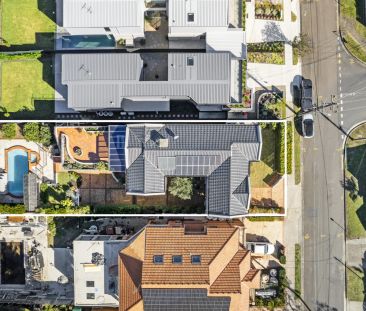 Exquisite 6-Bed Family Home in Pristine Location with Beautiful Wat... - Photo 3