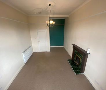 3 Bed Flat - Photo 2