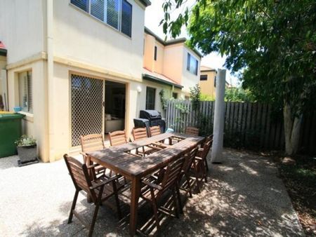 Beautifully Presented 3 Bedroom, Air Conditioned Townhouse - Photo 5