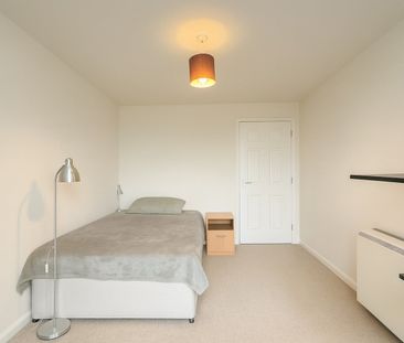 2 Bed Flat, Madison Court, SW15 - Photo 6