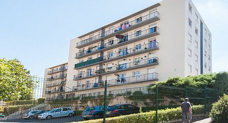 Appartement de type 5, au premier étage, dans résidence calme avec ascenseur,comprenant: un salon, un séjour, une cuisine, 3 chambres fermées, nombreux rangements, balcon. - Photo 2