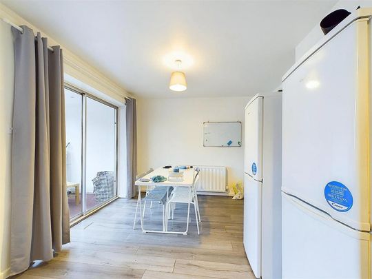 6 bedroom end of terrace house to rent - Photo 1